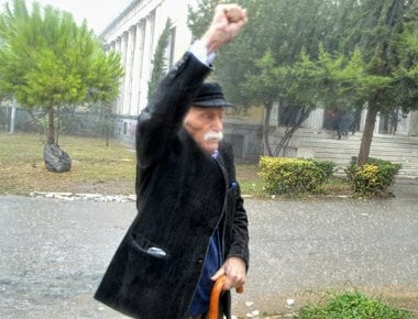 Υπό καταρρακτώδη βροχή κατέθεσε στεφάνι στο Πολυτεχνείο ο Γλέζος (φωτό)